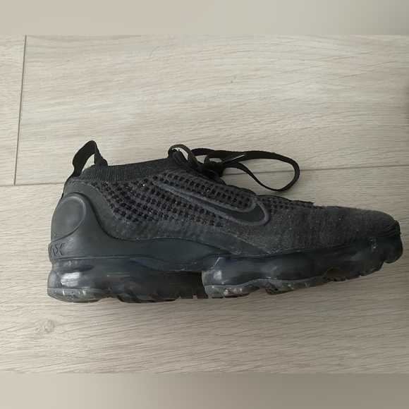 Size 4 kids Nike VaporMax Sneakers - Picture 3 of 3